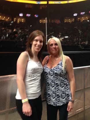 Marie-Hélène Cyr et Sandra Coussa dans la première rangée avant le spectacle de Bon Jovi à Montréal, Québec, Canada (18 mai 2018)